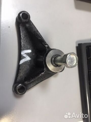 Кронштейн обводного ролика змз40904