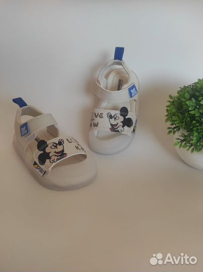 Новые светящиеся сандали 22,23