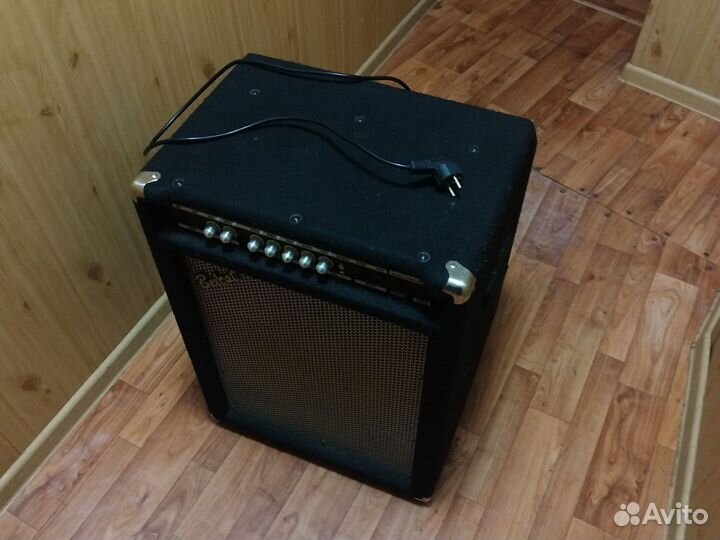 Басовый комбик Belcat Pro-100B Bass Amp