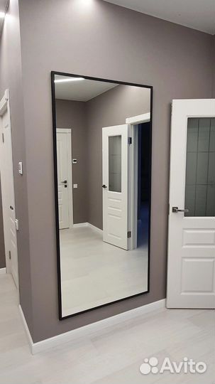 Зеркало в тонкой раме с креплением