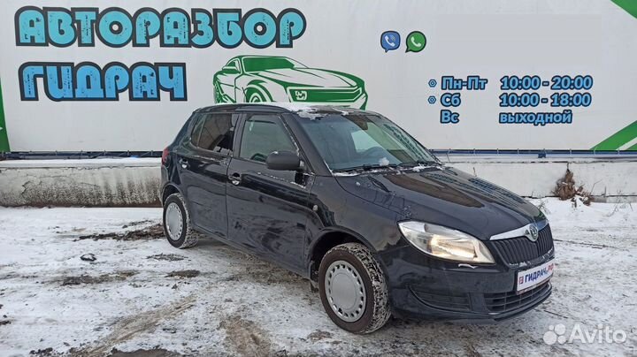 Накладка стекла переднего левого Skoda Fabia 2 5J0