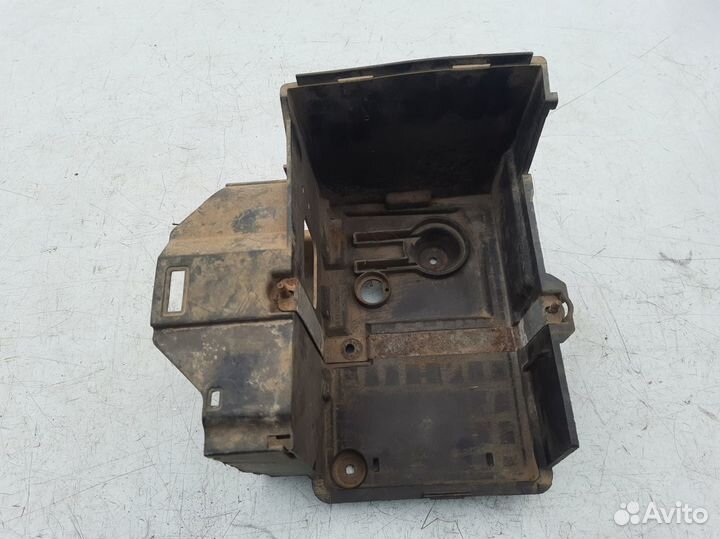 Ниша аккумулятора Форд Фокус 2