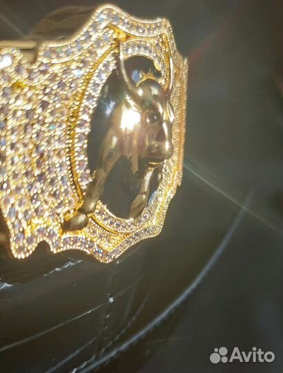 Ремень из кожи крокодила с пряжкой быка в стразах