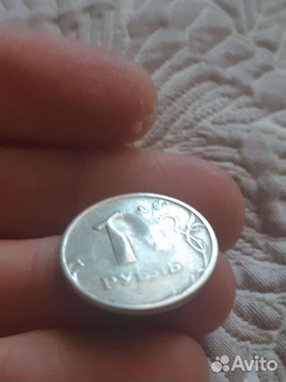 Заводской брак.и одна голова орла без глаза