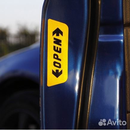 Светоотражающие наклейки на дверь авто 