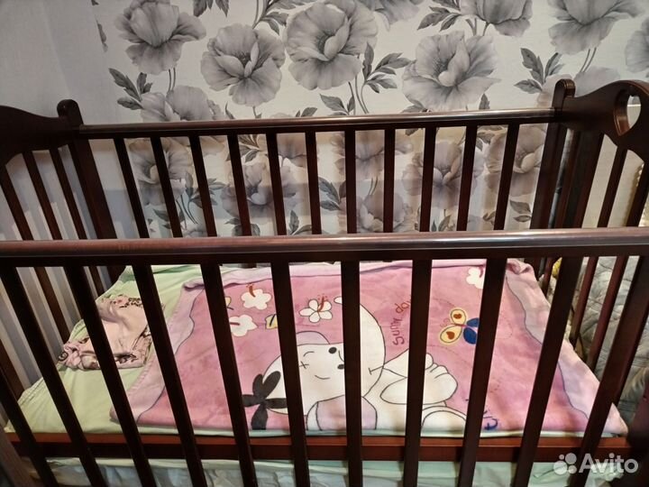 Детская кроватка с маятником и ящиком