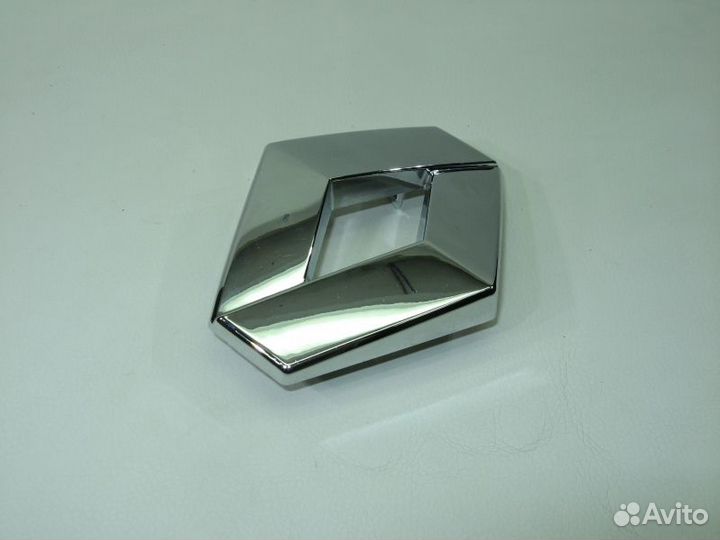 Эмблема передняя Renault Logan Sandero 2010