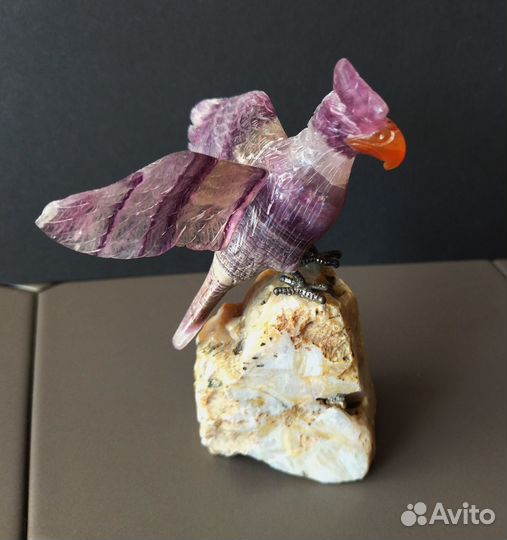 Статуэтка из камня Попугай. Флюорит