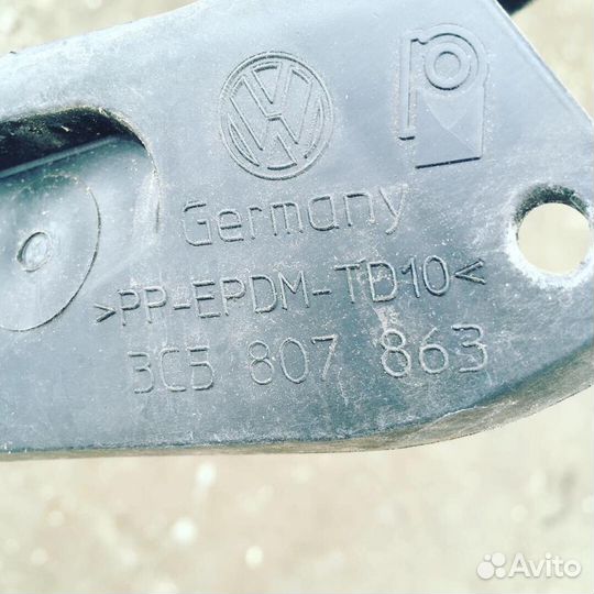 Направляющая заднего бампера Volkswagen Passat B6