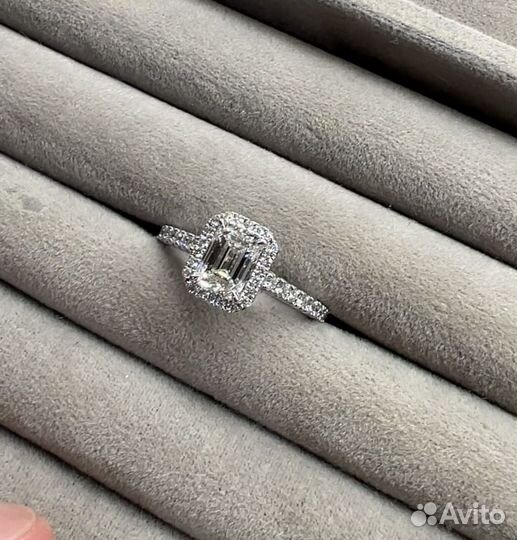 Кольцо с бриллиантом изумрудной огранки 1,01 c GIA