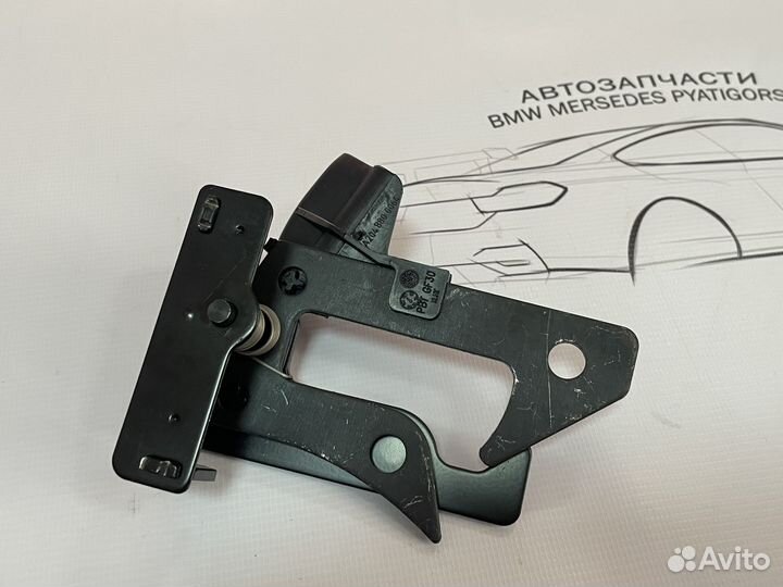Крюк фиксации капота Mercedes новый W213 W205 X253