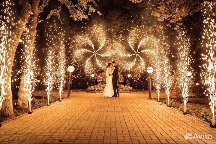 Тяжелый дым и снег на первый танец молодых в Крыму