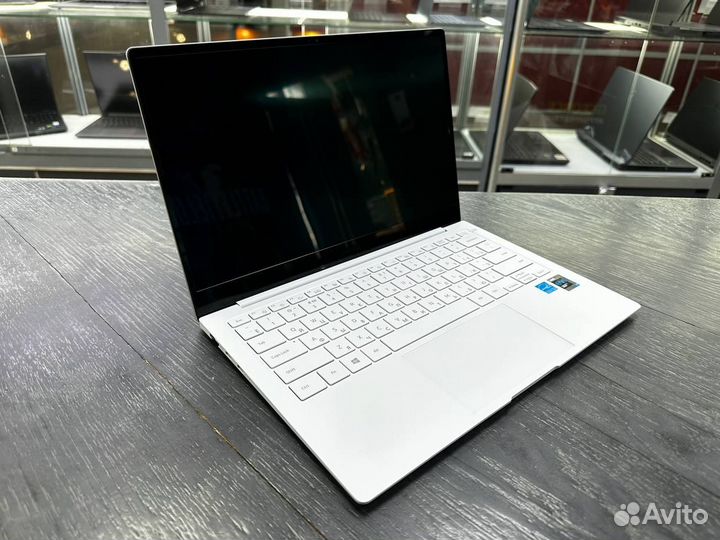 Новый ноутбук Samsung Galaxy Book Pro 13 i7/8/512