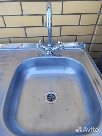 Раковина со смесителем