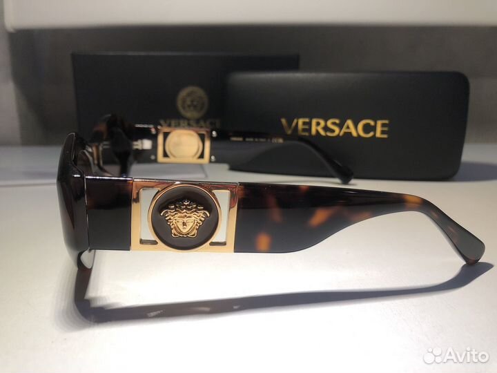 Солнцезащитные очки versace