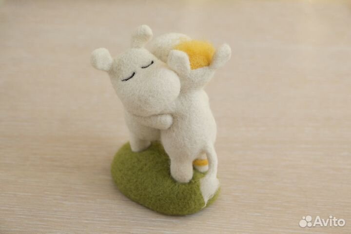 Влюбленные муми-тролли, игрушка из шерсти