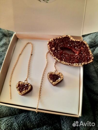 Брошь матрешка