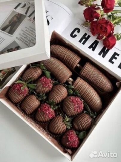 Клубника, бананы и финики в бельгийском шоколаде