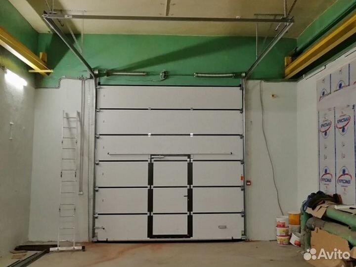 Промышленные ворота Alutech с калиткой