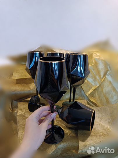 Бокалы из черного стекла