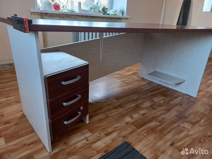 Рабочий письменный стол 1700х900