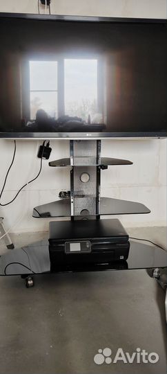 Стеклянная навесная полка для телевизора