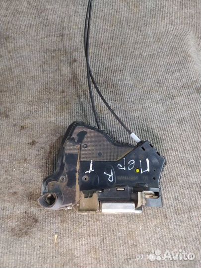 Замок двери передний правый Toyota Auris E150