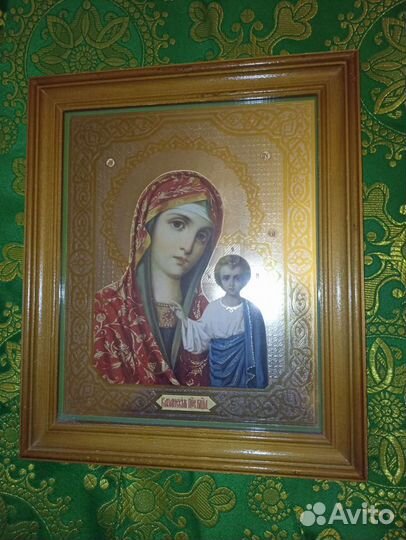 Икона Богородица Казанская, в киоте под стеклом