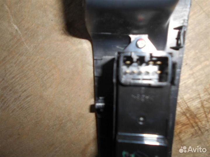 Кнопка стеклоподъемника задней левой двери от Mit