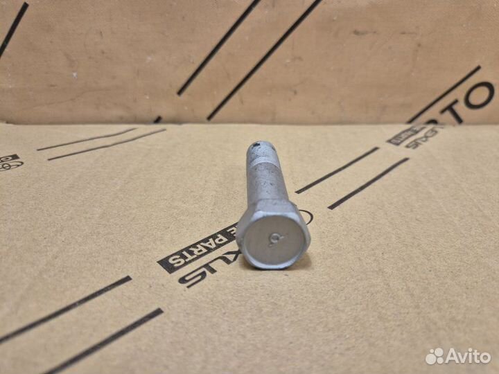 Болт Toyota Coaster