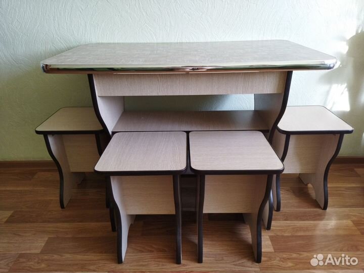 Стол обеденный с табуретками