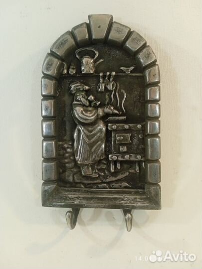 Вешалка настенная для кухни