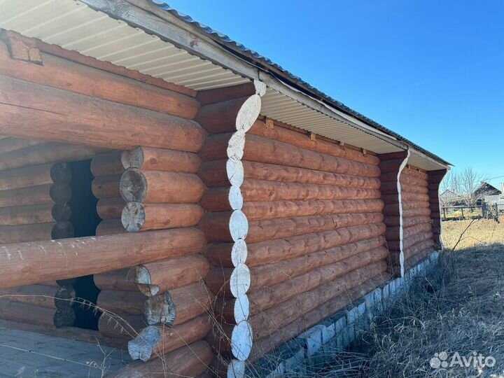 Сруб дома из бревна
