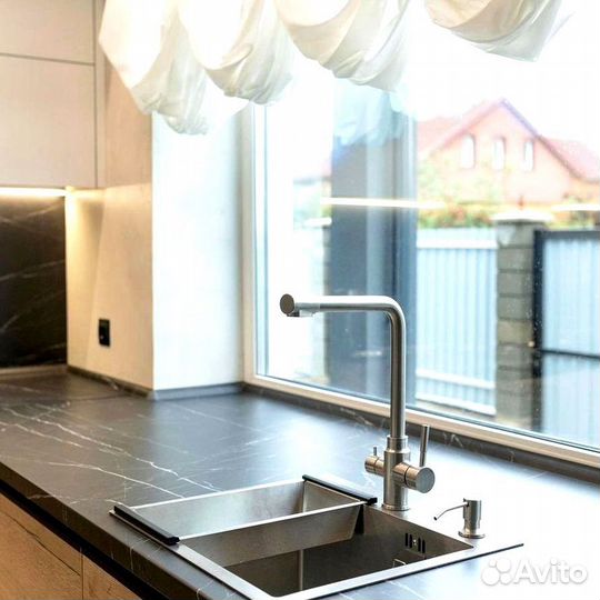 Угловой кухонный гарнитур современный