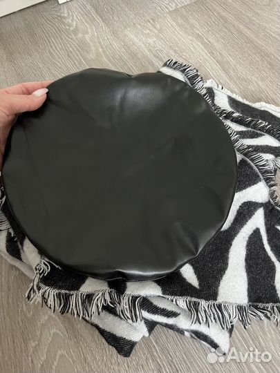 Берет кожаный и палантин шарф