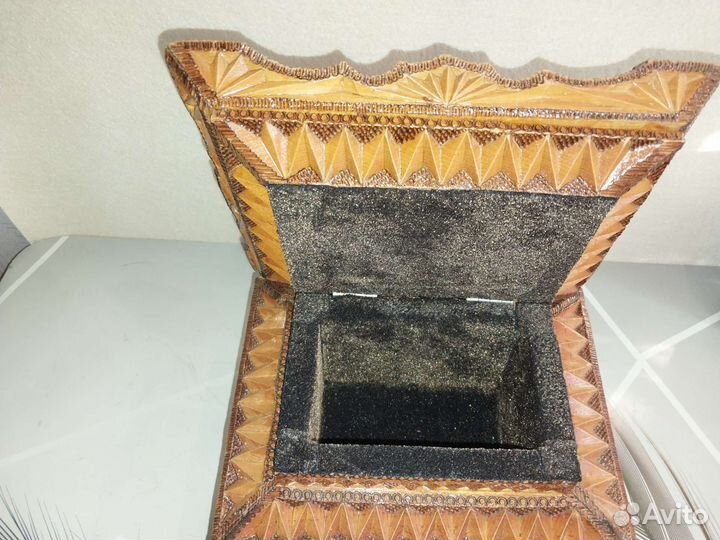 Деревянная резная шкатулка