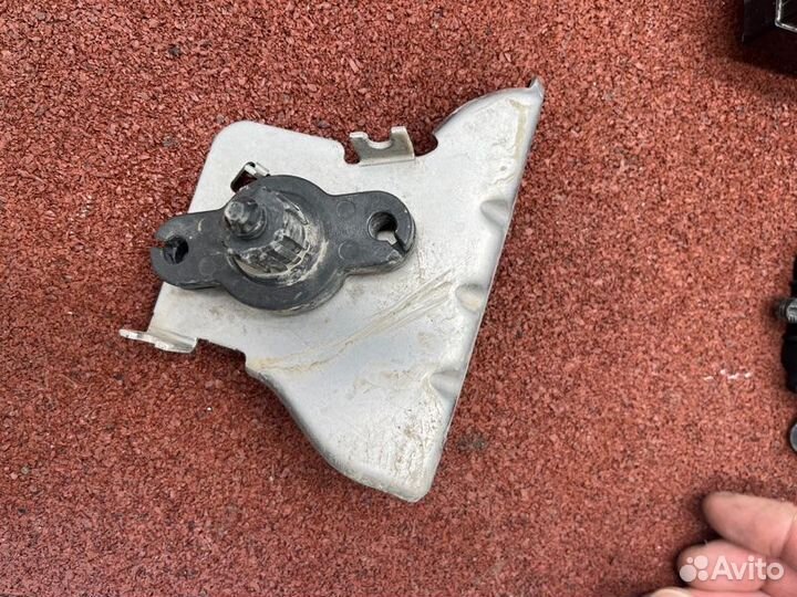 Кронштейн ручки капота Skoda Kodiaq NS7 2016-2021