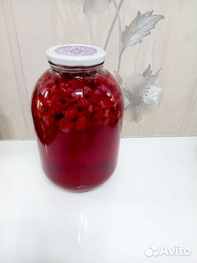 Компот Клубничный.Огурцы маринованные.Чеснок