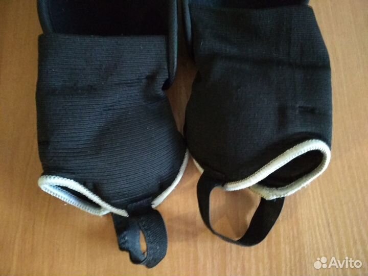 Щитки футбольные фирмы Erima