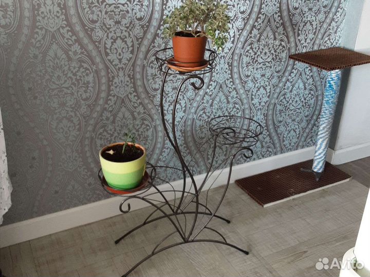 Подставка под цветы металлическая