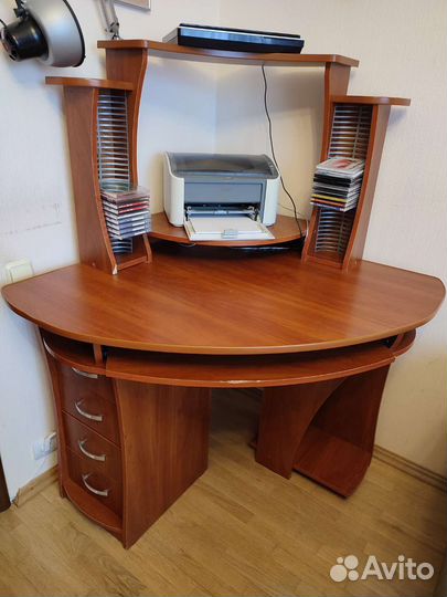 Угловой письменно-компьютерный стол