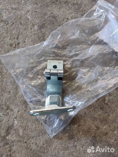 Петля багажника правая Skoda Rapid 2