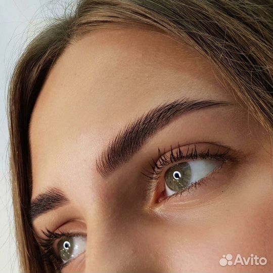 Модель на брови