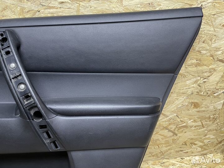 Обшивка двери задней правой Toyota Highlander 2