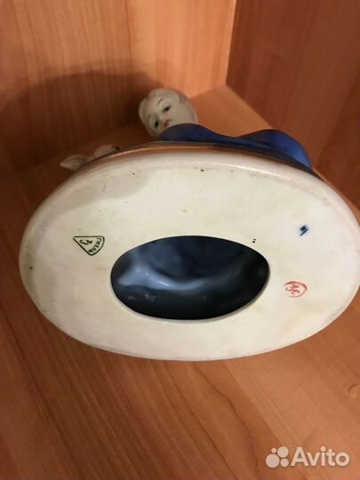 Фарфоровая статуэтка 