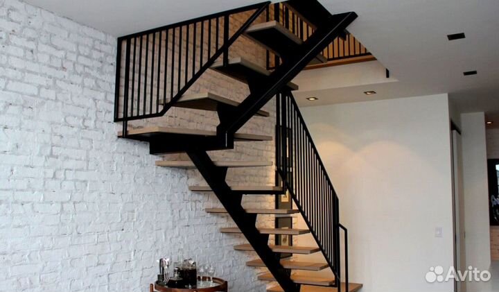 Облицовка лестничного металлокаркаса деревом