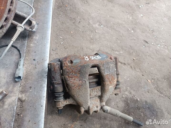 Передний правый суппорт Peugeot 308