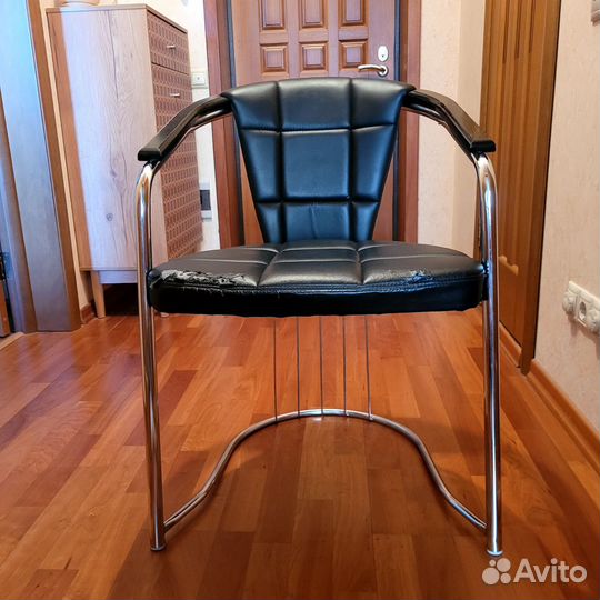 Мягкий стул кресло с подлокотниками