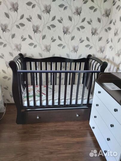 Детская кроватка с маятником