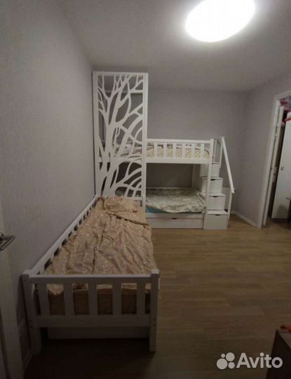 Кровать детская двухъярусная с декором